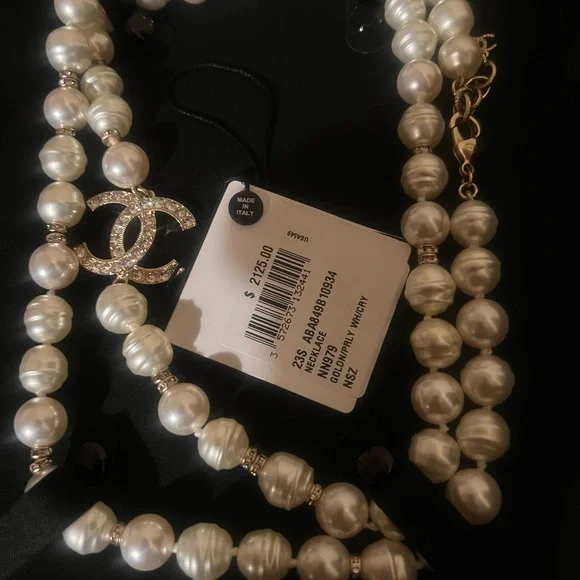 NEW CHANEL Pearl Necklace with Gold and Silver Details
AUTHENTIC - Picture 2 of 2